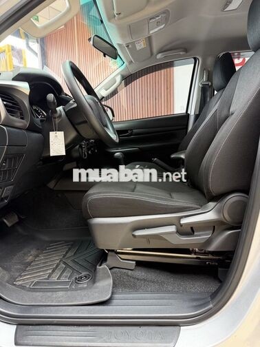 Toyota Hilux 2.4E 2025 Bạc 23000 km