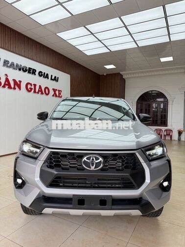 Toyota Hilux 2.4E 2025 Bạc 23000 km