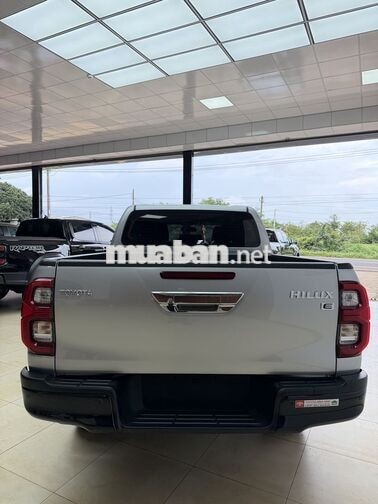 Toyota Hilux 2.4E 2025 Bạc 23000 km