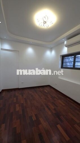 Cho thuê căn hộ tập thể tầng 3 mặt phố Đào Tấn, Linh Lang,Ba Đình