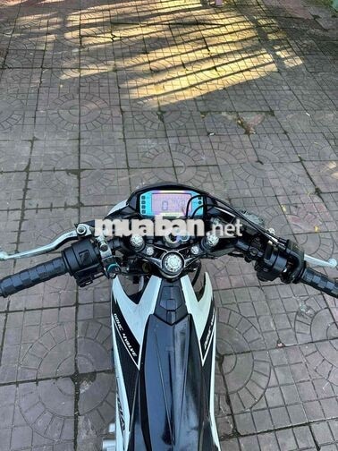 Suzuki Satria Trắng đen
