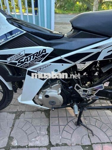 Suzuki Satria Trắng đen