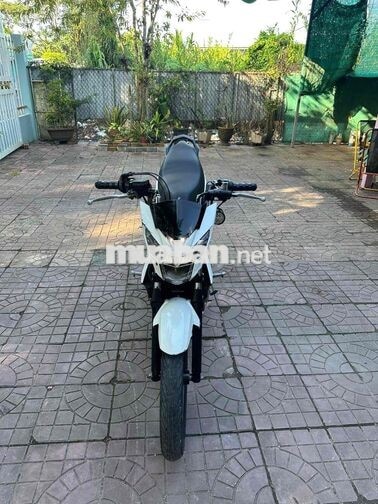 Suzuki Satria Trắng đen
