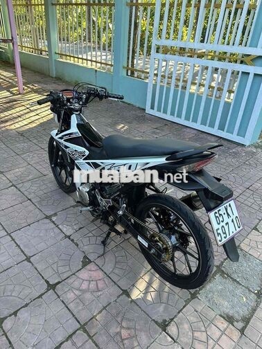 Suzuki Satria Trắng đen