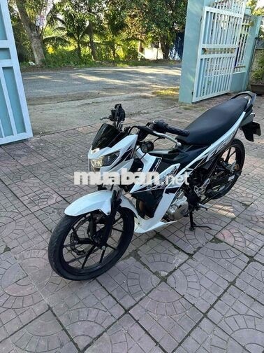 Suzuki Satria Trắng đen