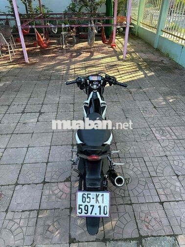 Suzuki Satria Trắng đen
