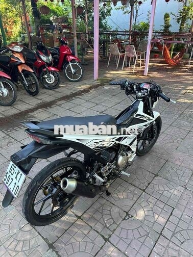 Suzuki Satria Trắng đen