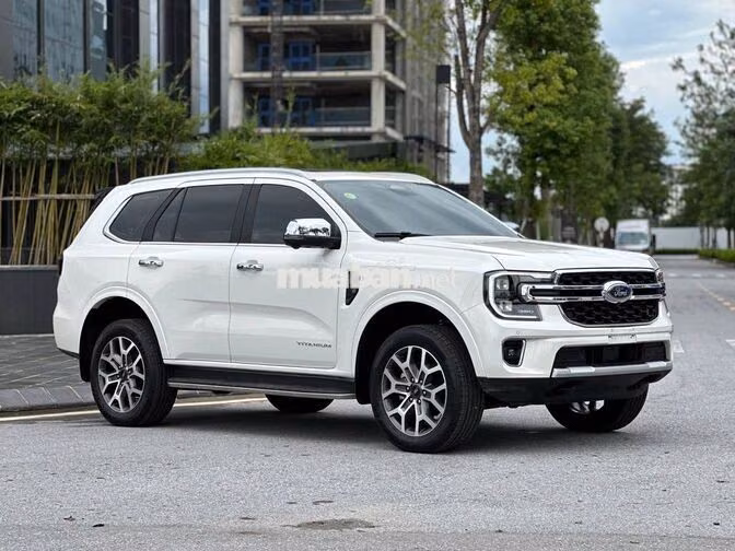 Ford Everest Titanium 4x4 2025 Trắng