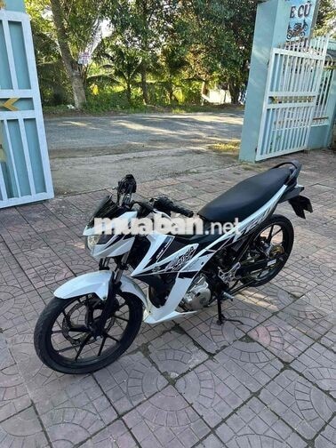 Suzuki Satria Trắng đen