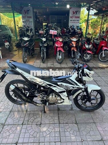 Suzuki Satria Trắng đen