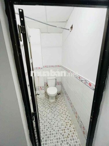Phòng dưới trệt bếp wc gác máy lạnh tủ lạnh