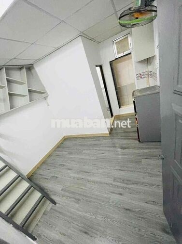 Phòng dưới trệt bếp wc gác máy lạnh tủ lạnh
