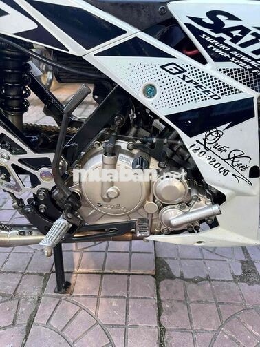 Suzuki Satria Trắng đen