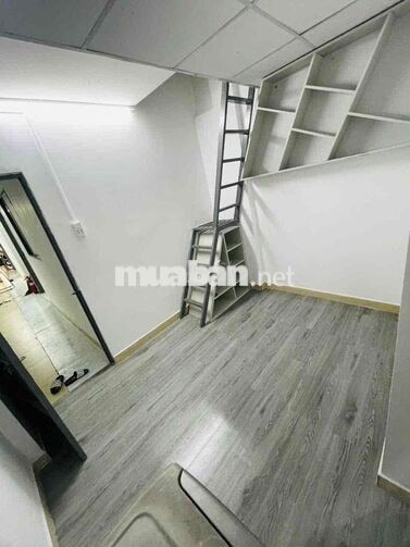 Phòng dưới trệt bếp wc gác máy lạnh tủ lạnh