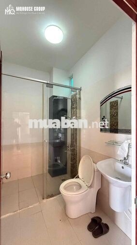 Cho thuê phòng ban công rộng gần 40m2 ở Trần Quang Diệu gần Hoàng Sa