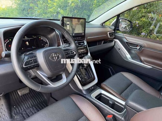 Toyota Innova Cross 2.0V 2024 Trắng 58.000 km