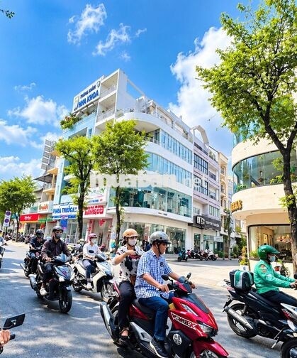 TÒA NHÀ ĐỐI DIỆN VẠN HẠNH MALL, TRỆT 4 LẦU DTSD ~450M2 CHỈ 90TR