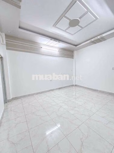 Phòng lầu 1 nhà nguyên căn free điện nước
