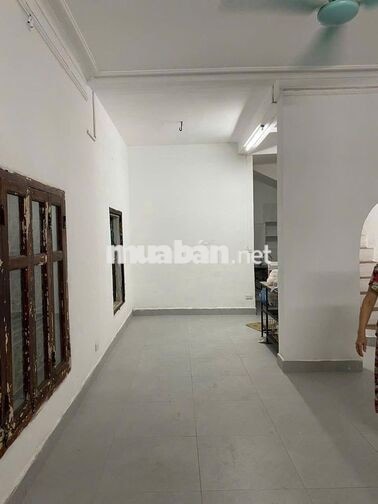 Cho thuê nhà ngõ Đội Cấn 55m² x 3 tầng, ô tô, cách phố 40m, 14 triệu