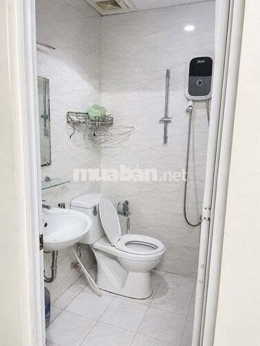 Phòng trống cửa sổ lớn chung cư Q8