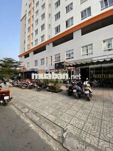 Phòng trống cửa sổ lớn chung cư Q8