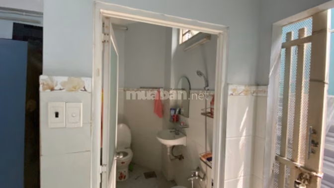 CẦN TIỀN BÁN GẤP NHÀ KHUÔNG VIỆT 3 TẦNG CÓ SÂN RỘNG TIỆN KDMB