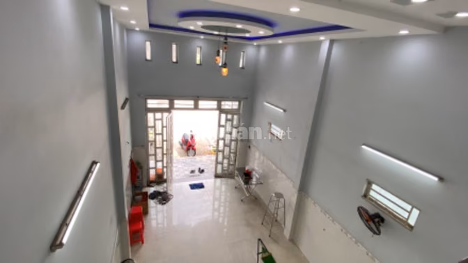 CẦN TIỀN BÁN GẤP NHÀ KHUÔNG VIỆT 3 TẦNG CÓ SÂN RỘNG TIỆN KDMB