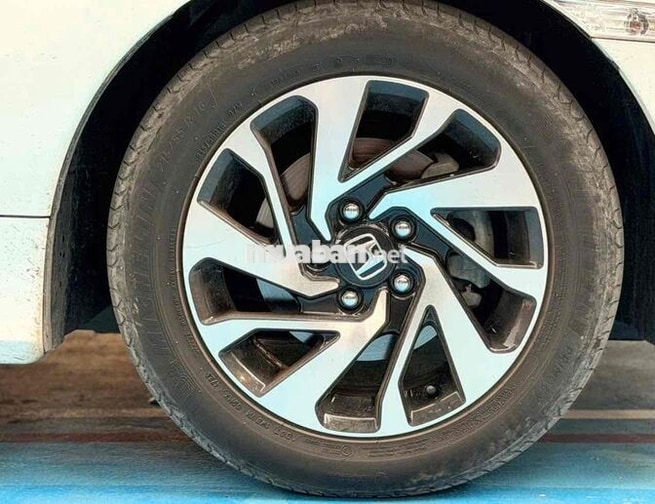 Honda Civic 1.8E 2018 Trắng 75.000km