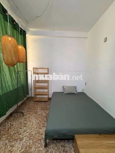 phòng trọ có cửa sổ ban công cách bãi sau 5p xe