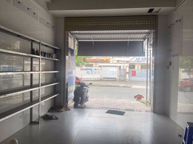 Cho Thuê Vỉa Hè Kinh Doanh Đối Diện Cổng Trường Cấp 3