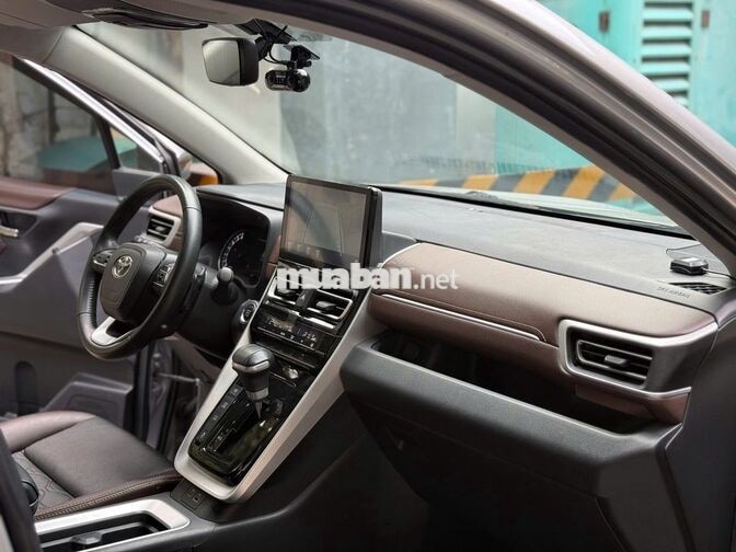 Innova Cross 2.0V 2024 Bạc 48.000km - GIÁ CÒN GIẢM