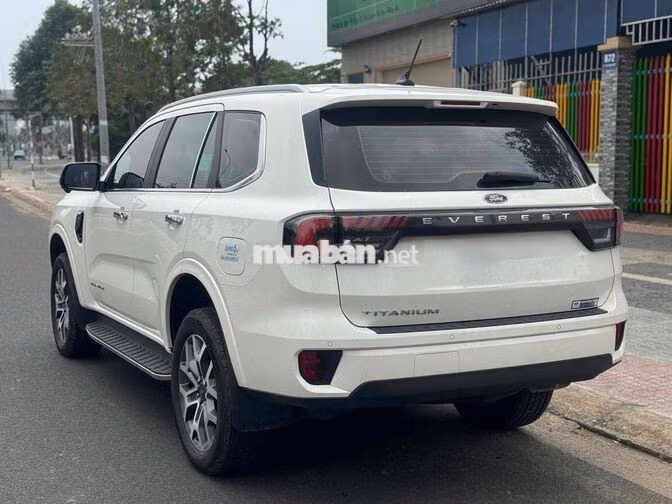 Ford Everest Titan 4x2 2025 8.200 km Trắng