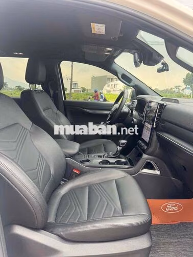 Ford Everest Titan 4x2 2025 8.200 km Trắng