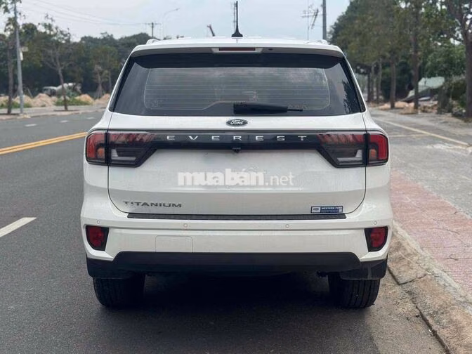 Ford Everest Titan 4x2 2025 8.200 km Trắng