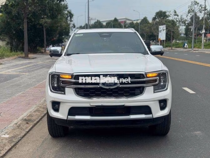 Ford Everest Titan 4x2 2025 8.200 km Trắng
