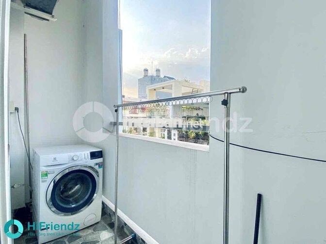 STUDIO BAN CÔNG - CỬA SỔ DƯỚI CẦU CHỮ Y TIỆN QUA Q1