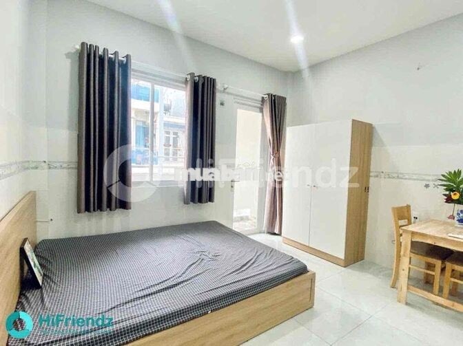 STUDIO BAN CÔNG - CỬA SỔ DƯỚI CẦU CHỮ Y TIỆN QUA Q1
