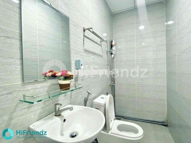 STUDIO BAN CÔNG - CỬA SỔ DƯỚI CẦU CHỮ Y TIỆN QUA Q1