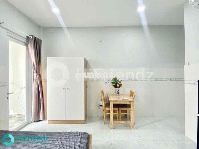 STUDIO BAN CÔNG - CỬA SỔ DƯỚI CẦU CHỮ Y TIỆN QUA Q1