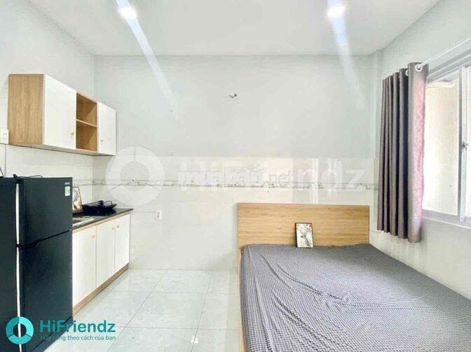 STUDIO BAN CÔNG - CỬA SỔ DƯỚI CẦU CHỮ Y TIỆN QUA Q1