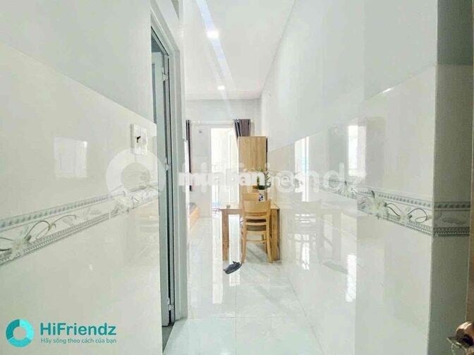 STUDIO BAN CÔNG - CỬA SỔ DƯỚI CẦU CHỮ Y TIỆN QUA Q1