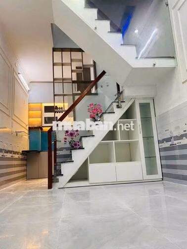 Cho thuê nhà 3 lầu Huỳnh Tấn Phát, Nhà Bè, Dt 3,2 x8m. Giá 7 triệu