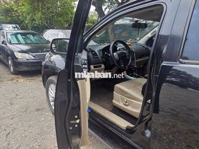 Isuzu Mu-X Limited, Dầu, Đen, 2 cầu, số tự động