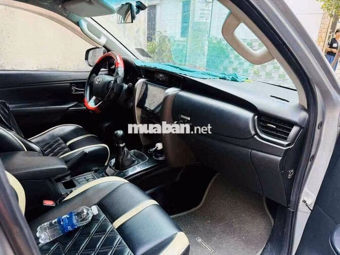 Toyota Fortuner 2.4G Máy dầu 2018 Số sàn Bạc