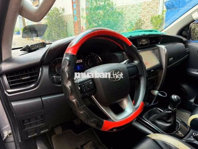 Toyota Fortuner 2.4G Máy dầu 2018 Số sàn Bạc