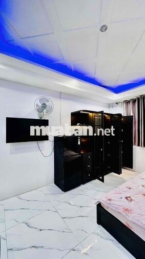 phòng đẹp cao cấp có cửa sổ thoáng mát