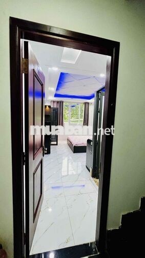 phòng đẹp cao cấp có cửa sổ thoáng mát