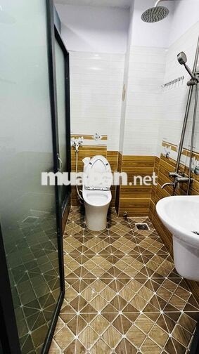 phòng đẹp cao cấp có cửa sổ thoáng mát