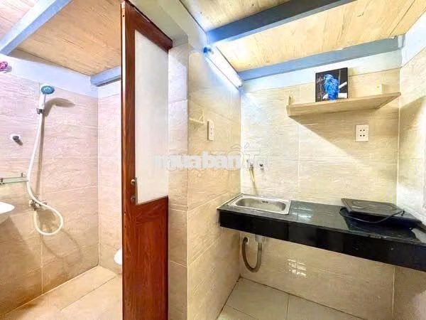 Duplex full nội thất, gác cao đứng được, tách bếp, cửa sổ trời