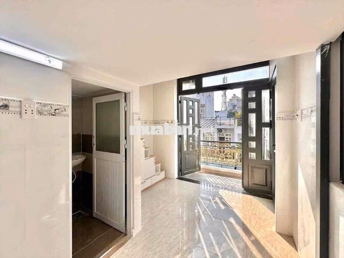 DUPLEX GẦN NGAY ĐẠI HỌC CÔNG THƯƠNG - CHỈ 3 TỚI 5 PHÚT ĐI BỘ